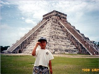 �J�X�e�B�[���͓�d�\���A���s���~�b�h�ɐV�s���~�b�h�����Ԃ��đ����Ă���B